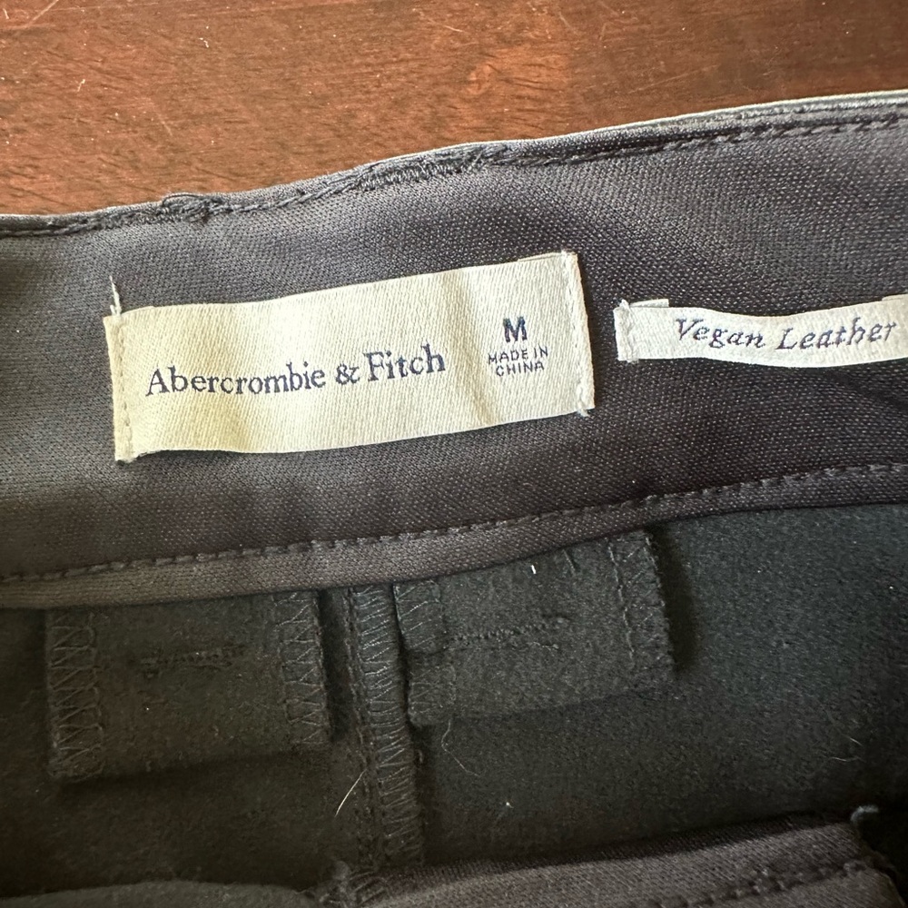 Abercrombie Vegan Leather Tailored Short - Picture 4 of 4